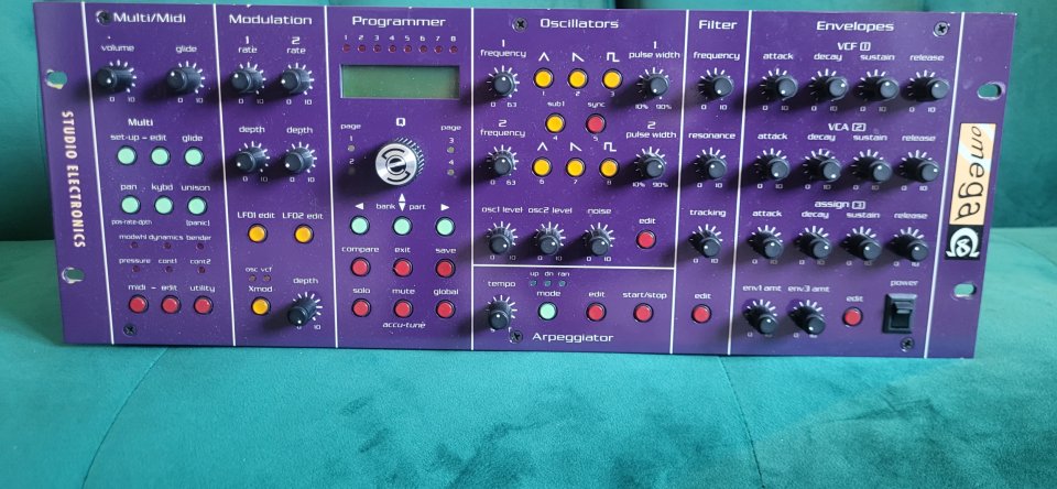 omega 8 studio electronics ( 8 voices with moog and oberheim filters ) de segunda mano · Foto 3 de 3 · Barcelona · 2800 €