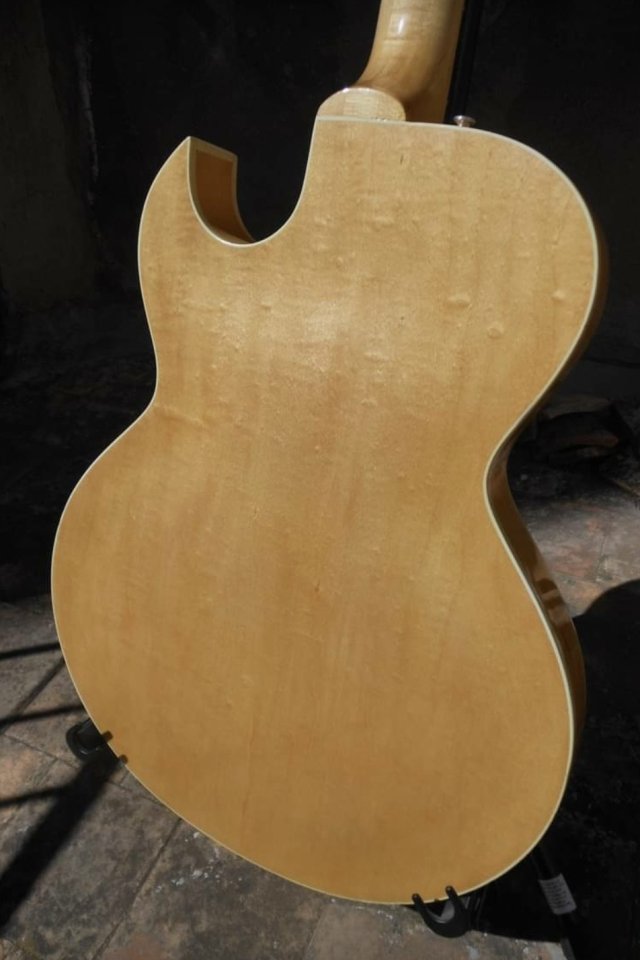 Gibson es 135 Natural (descatalogada) de segunda mano · Foto 3 de 9 · Valencia · 2400 €