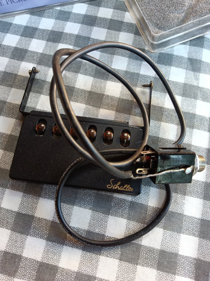 Varias pastillas de acústica y eléctrica