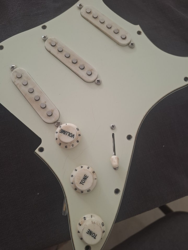 Set pastillas stratocaster Cavalier 50s Tiger Strat calibrated set de segunda mano · Foto 2 de 6 · Madrid · 150 €