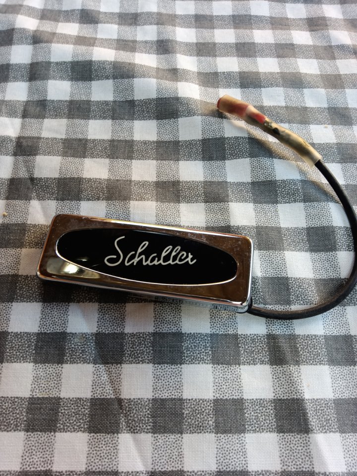 Varias pastillas de acústica y eléctrica