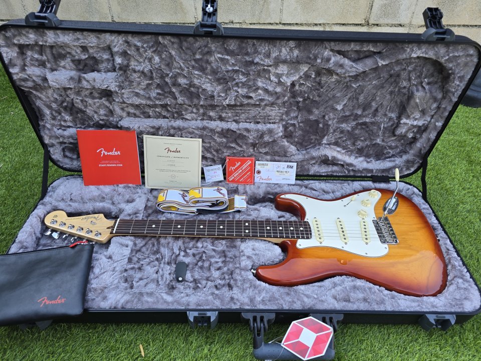 Vendo/cambio Fender stratocaster american pro Sienna sunburst de segunda mano · Foto 1 de 10 · Madrid · 1250 €