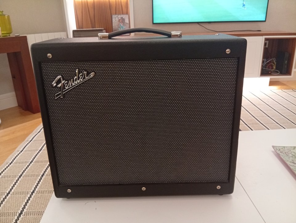 Fender Mustang GTX100 + GTX-7 + funda — Impecable / Muy poco uso de segunda mano · Foto 1 de 8 · Bizkaia · 395 €