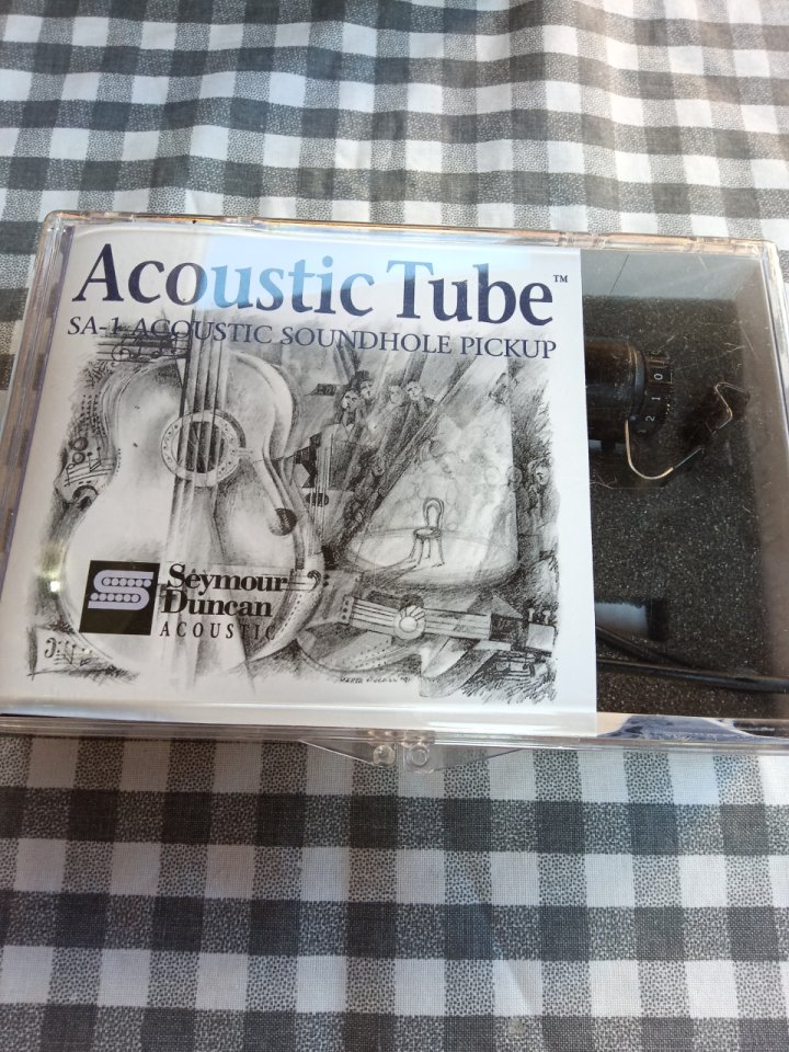 Varias pastillas de acústica y eléctrica