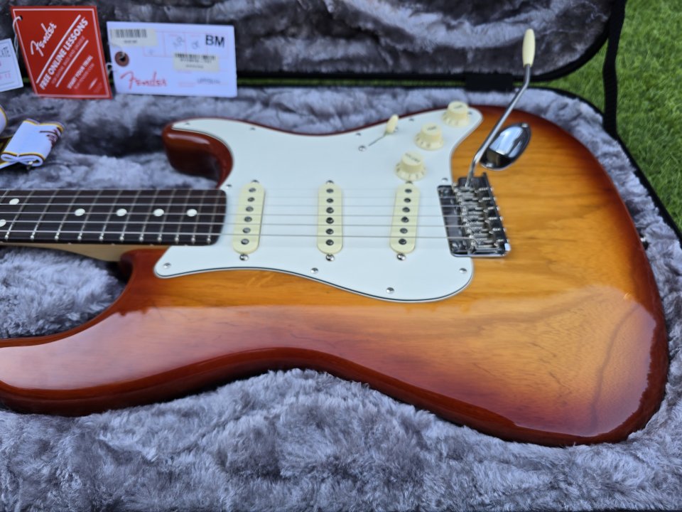 Vendo/cambio Fender stratocaster american pro Sienna sunburst de segunda mano · Foto 2 de 10 · Madrid · 1250 €