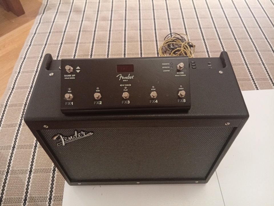 Fender Mustang GTX100 + GTX-7 + funda — Impecable / Muy poco uso de segunda mano · Foto 2 de 8 · Bizkaia · 395 €