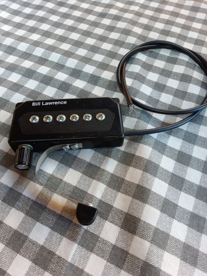 Varias pastillas de acústica y eléctrica