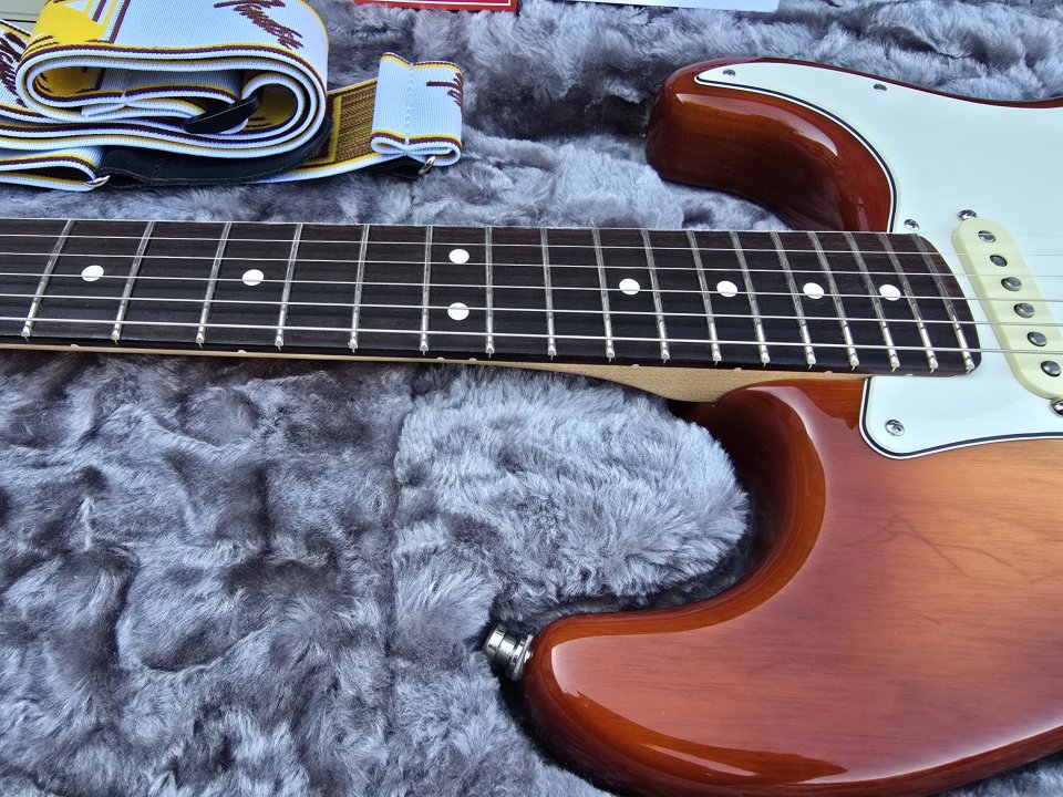 Vendo/cambio Fender stratocaster american pro Sienna sunburst de segunda mano · Foto 3 de 10 · Madrid · 1250 €