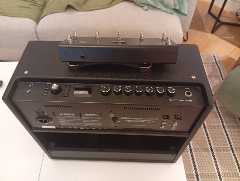Fender Mustang GTX100 + GTX-7 + funda — Impecable / Muy poco uso de segunda mano · Foto 3 de 8 · Bizkaia · 395 €