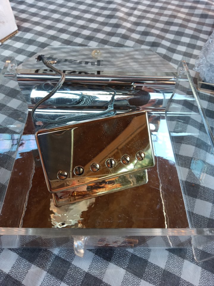 Varias pastillas de acústica y eléctrica