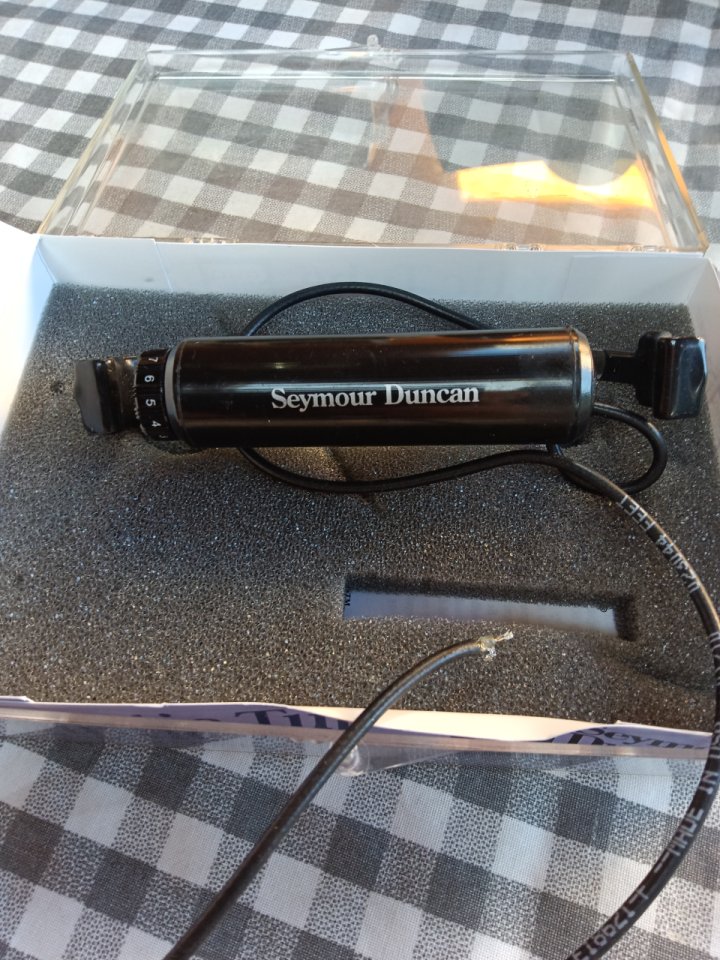 Varias pastillas de acústica y eléctrica