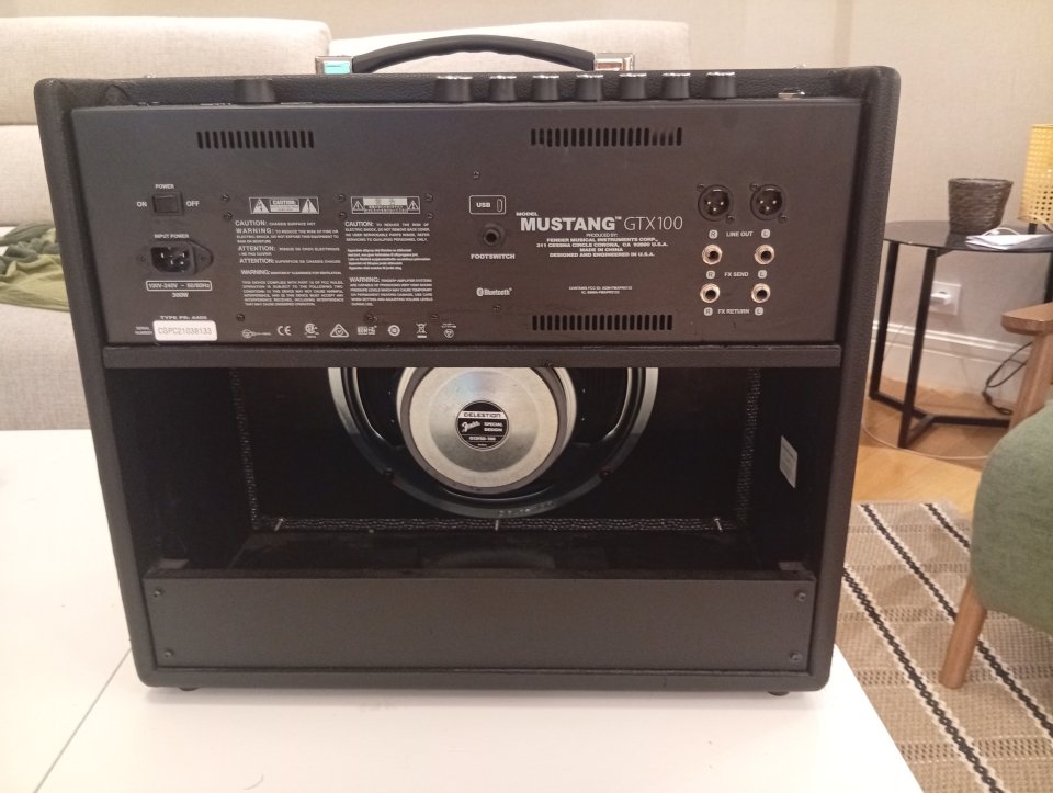 Fender Mustang GTX100 + GTX-7 + funda — Impecable / Muy poco uso de segunda mano · Foto 4 de 8 · Bizkaia · 395 €