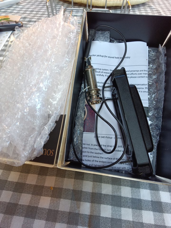 Varias pastillas de acústica y eléctrica