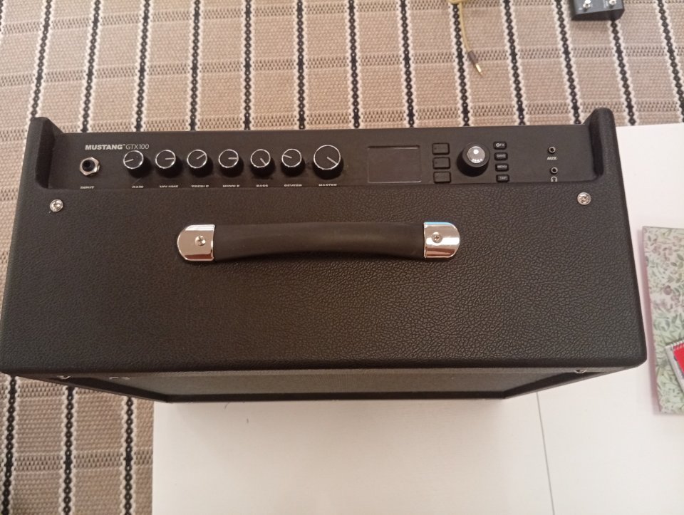 Fender Mustang GTX100 + GTX-7 + funda — Impecable / Muy poco uso de segunda mano · Foto 7 de 8 · Bizkaia · 395 €