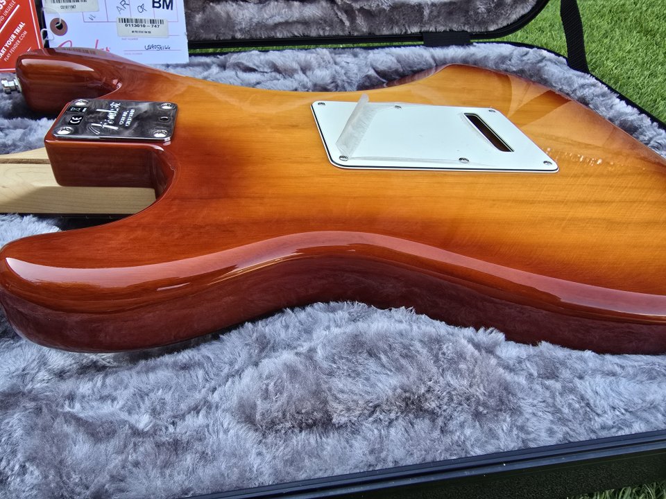 Vendo/cambio Fender stratocaster american pro Sienna sunburst de segunda mano · Foto 8 de 10 · Madrid · 1250 €