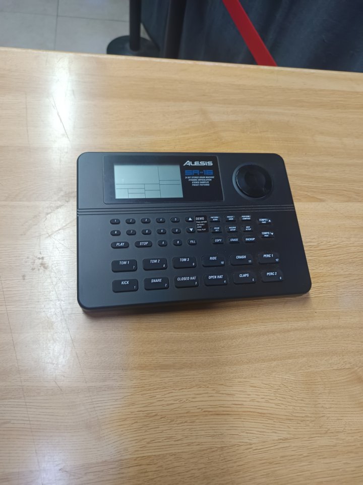 Alesis SR-16 caja de ritmos
