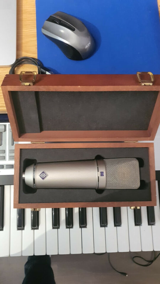 Micrófono Neumann U87 Ai con soporte