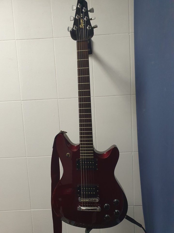Fender Squier M-80 (2005)– Cuerpo tipo caoba – Excelente estado