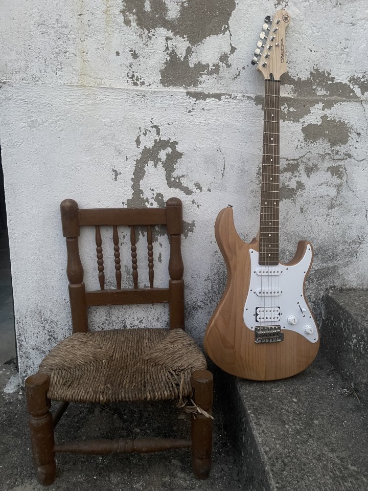 Guitarrista novato de segunda mano · Madrid
