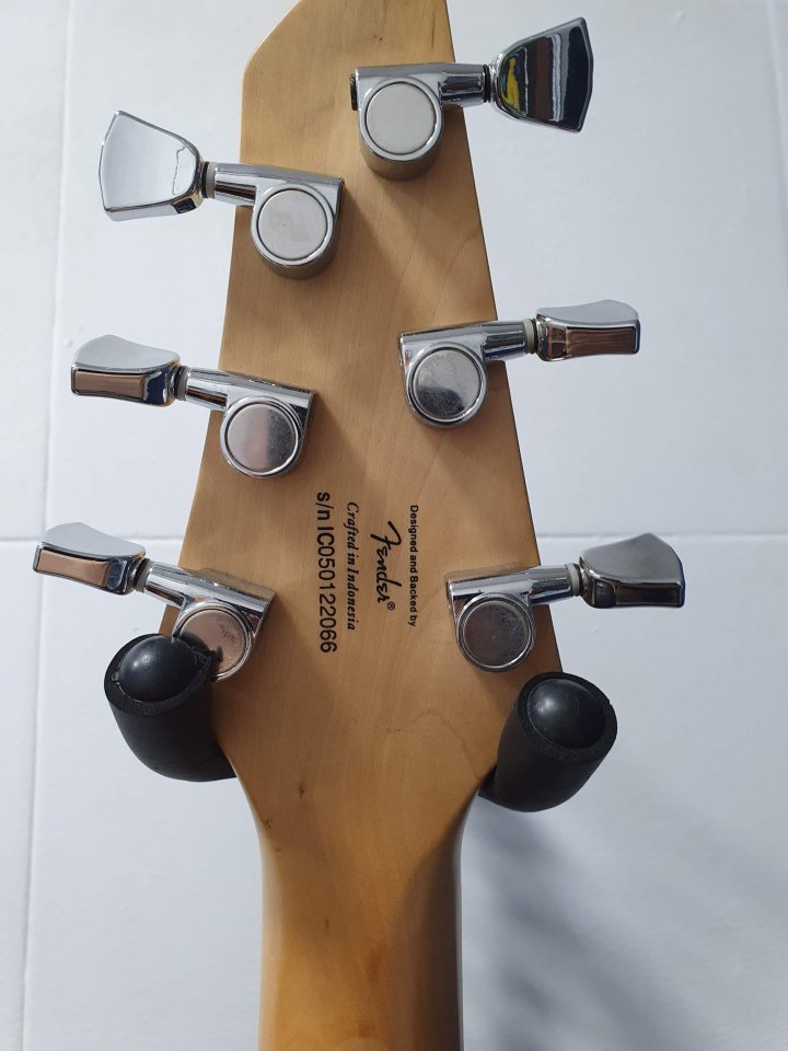 Fender Squier M-80 (2005)– Cuerpo tipo caoba – Excelente estado