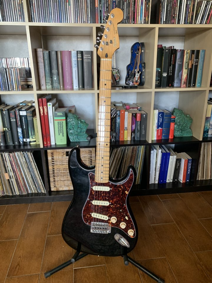 Squier Silver logo Stratocaster