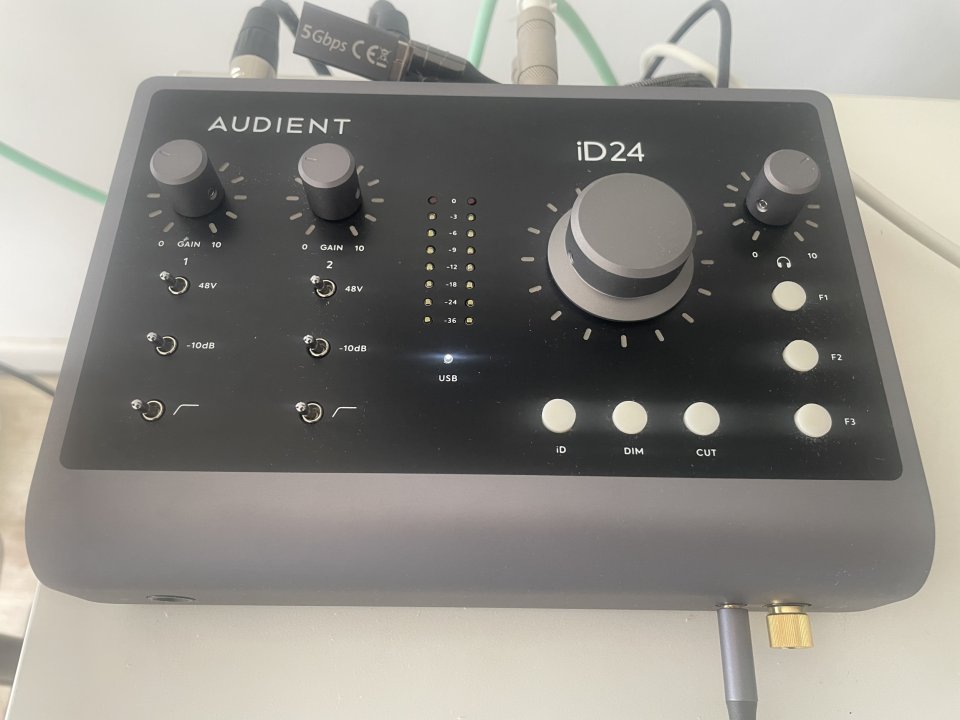 Audient id24 de segunda mano · Foto 1 de 4 · Valencia · 205 €