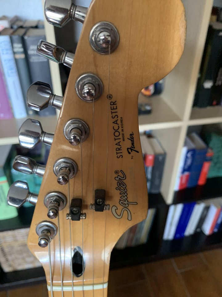 Squier Silver logo Stratocaster