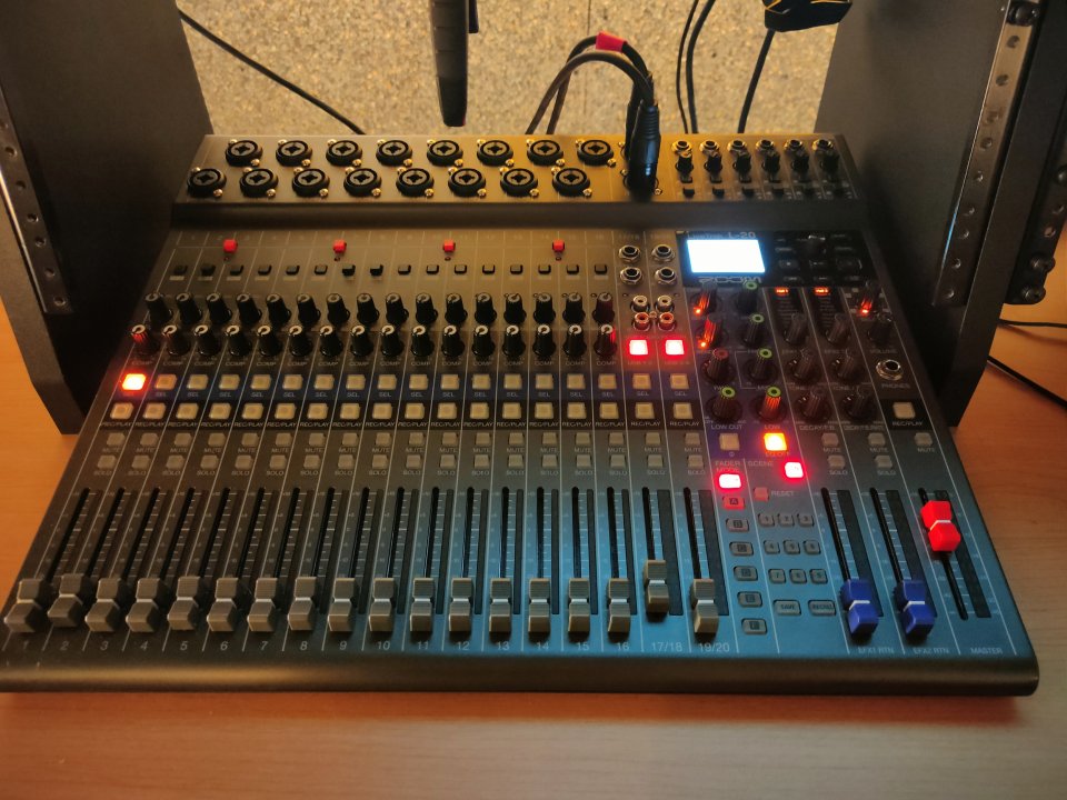 Zoom L20 Livetrack con Bluetooth y adapatador para rack 19"