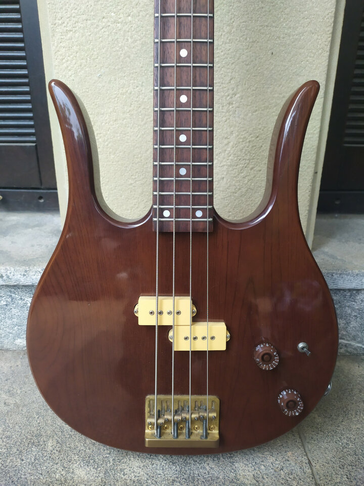 Hondo II Professional Longhorn (tipo Danelectro). Nogal.