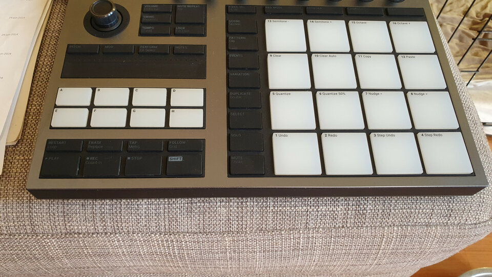 NI Maschine Plus + Decksaver IMPOLUTA