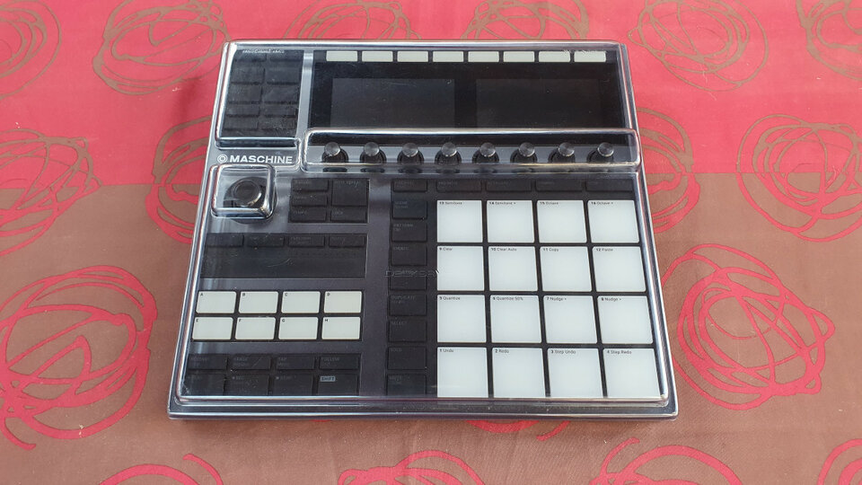 NI Maschine Plus + Decksaver IMPOLUTA