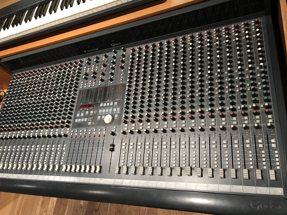 Mesa de Mezclas Soundcraft Ghost de 32 Canales