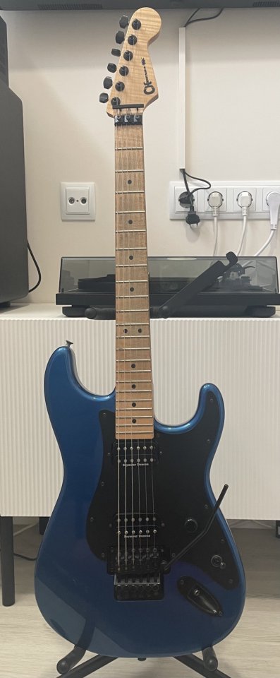 Charvel So-Cal Style 1 HH Candy Apple Blue de segunda mano · Foto 1 de 10 · Madrid · 625 €