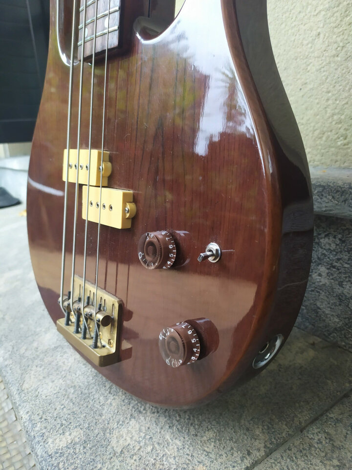 Hondo II Professional Longhorn (tipo Danelectro). Nogal.