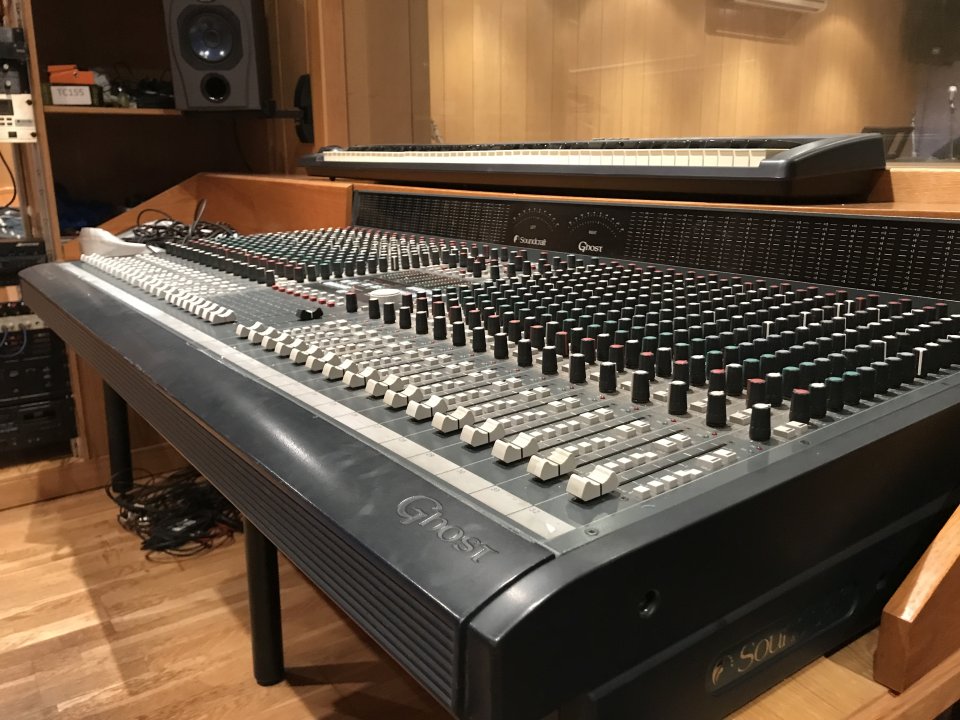 Mesa de Mezclas Soundcraft Ghost de 32 Canales