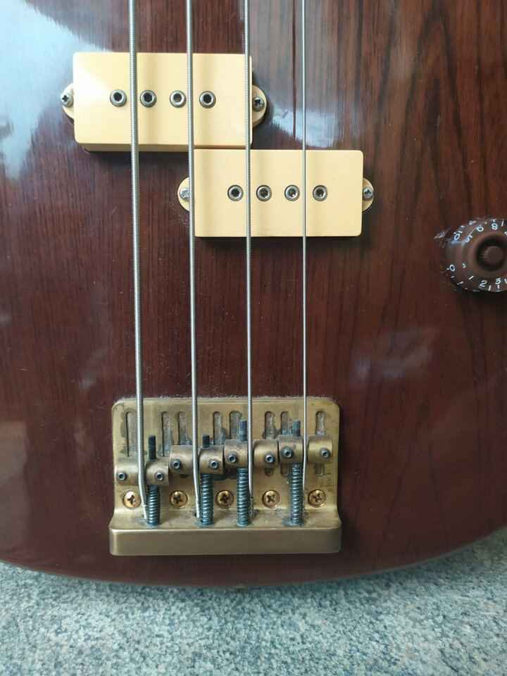 Hondo II Professional Longhorn (tipo Danelectro). Nogal.