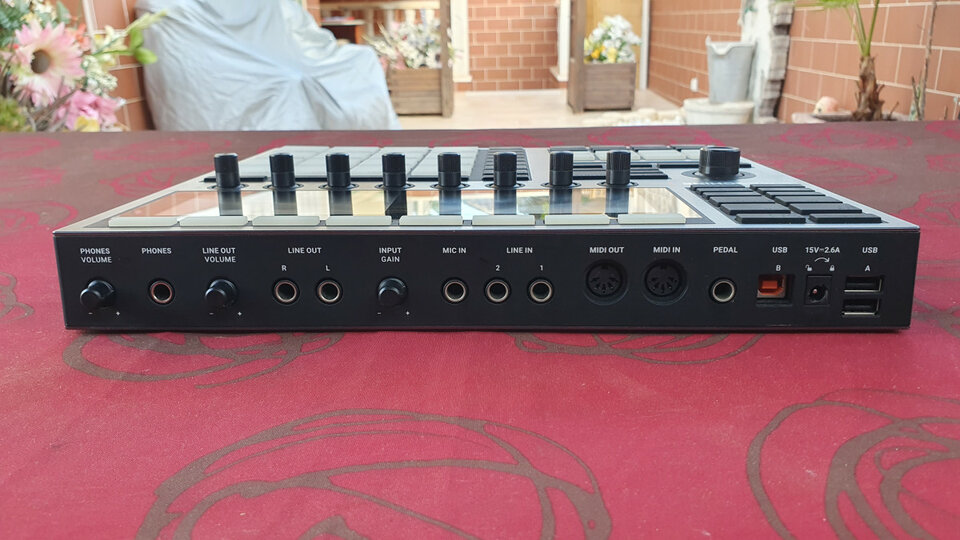 NI Maschine Plus + Decksaver IMPOLUTA