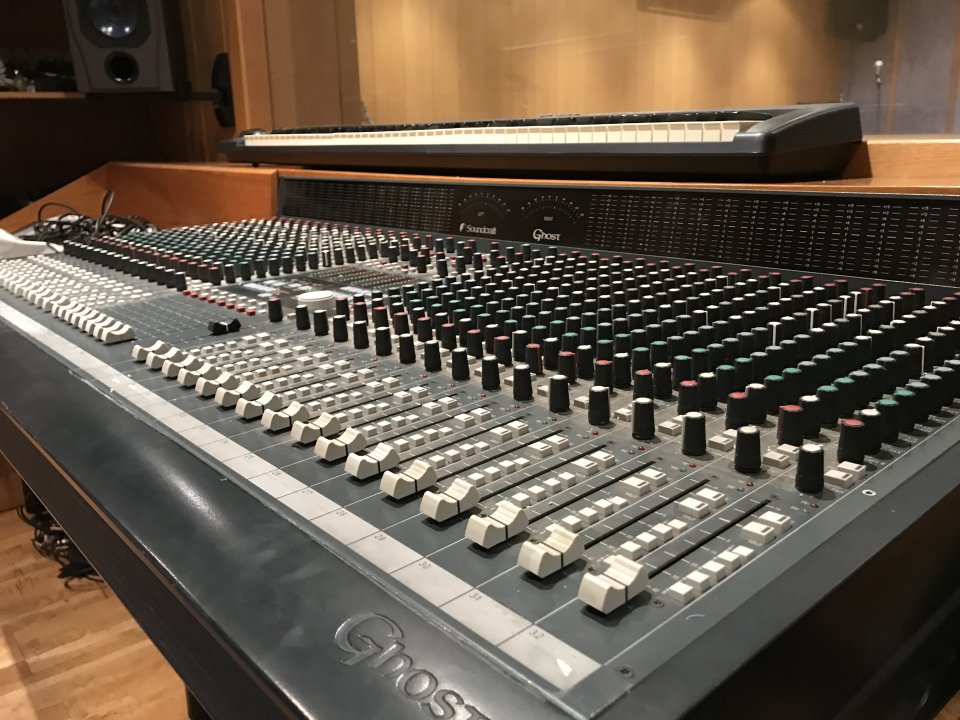 Mesa de Mezclas Soundcraft Ghost de 32 Canales