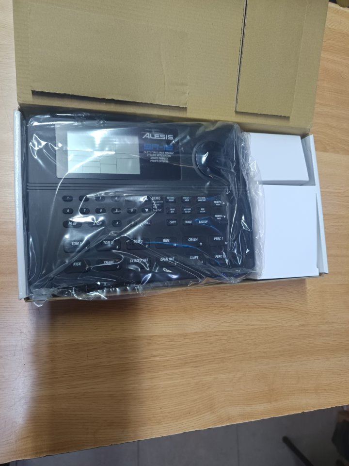 Alesis SR-16 caja de ritmos