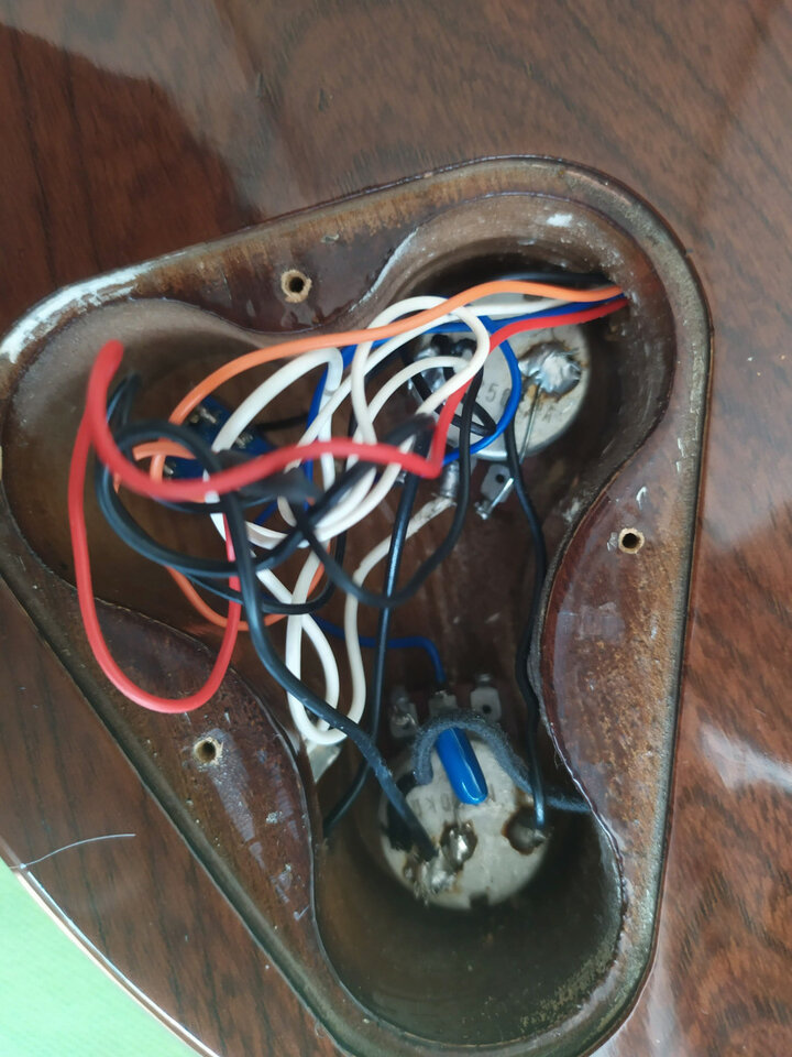 Hondo II Professional Longhorn (tipo Danelectro). Nogal.