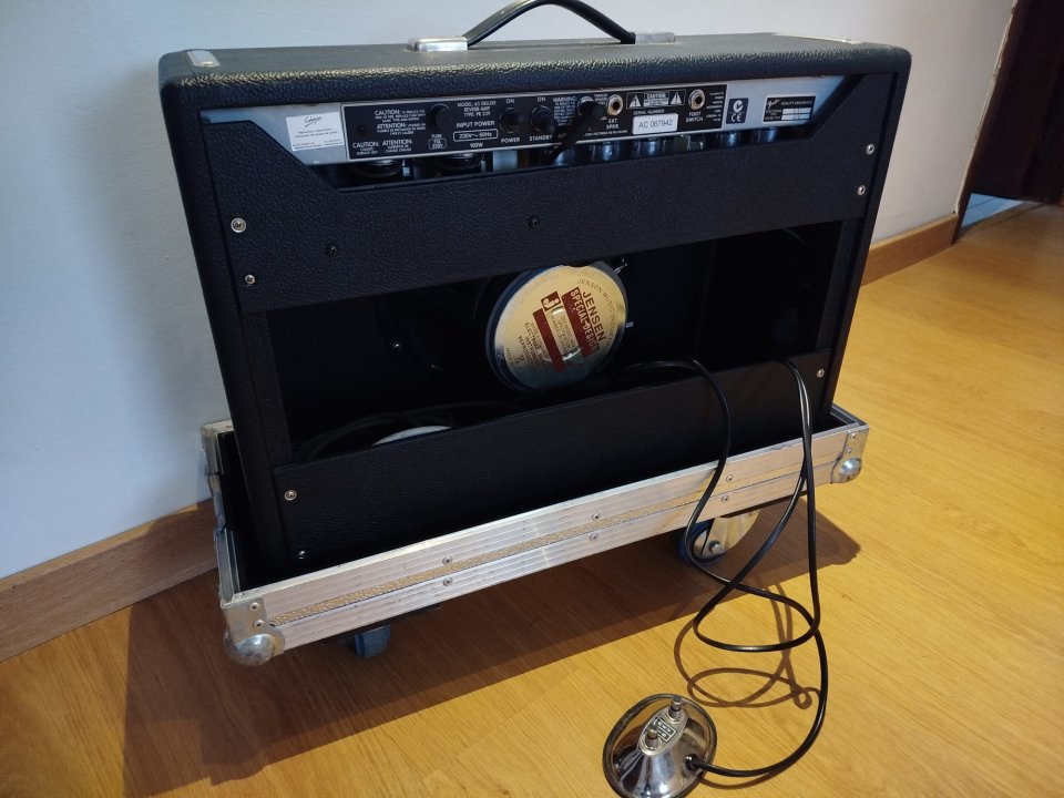Fender Deluxe Reverb '65 de segunda mano · Foto 2 de 4 · Madrid · 2000 €