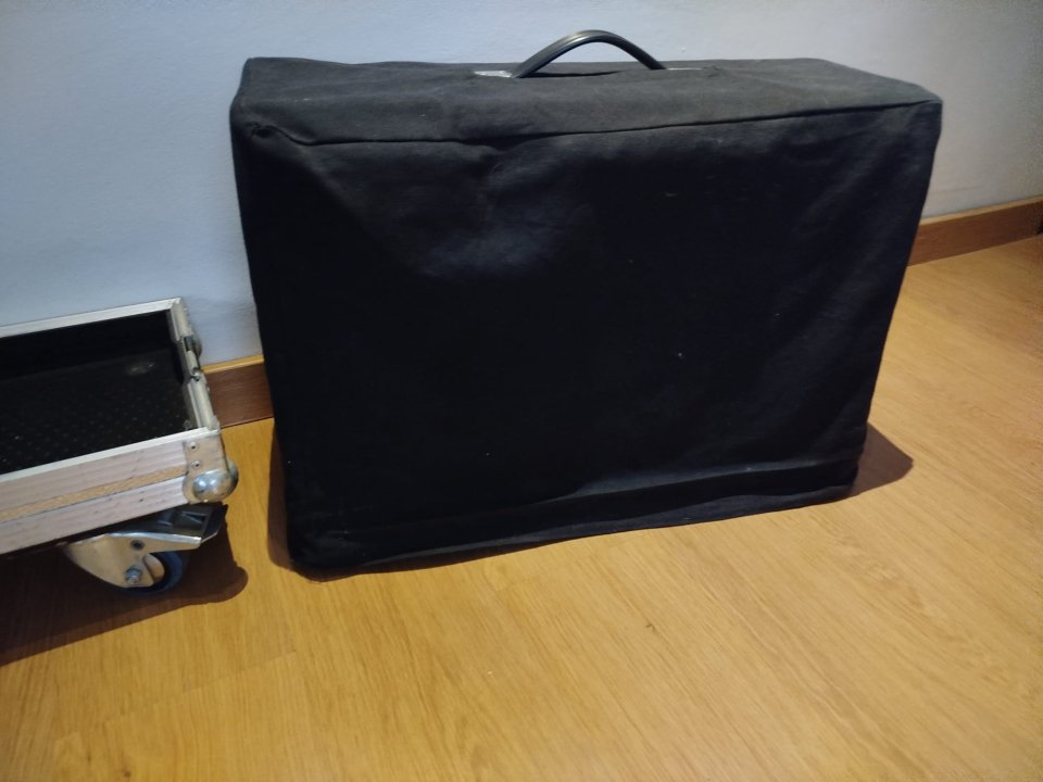 Fender Deluxe Reverb '65 de segunda mano · Foto 3 de 4 · Madrid · 2000 €