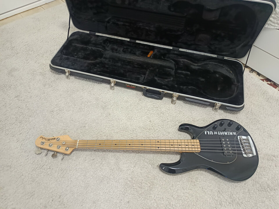 Bajo Musicman Stingray 5 cuerdas