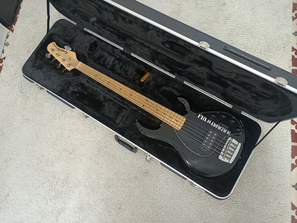 Bajo Musicman Stingray 5 cuerdas