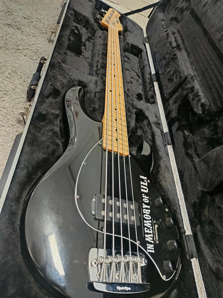 Bajo Musicman Stingray 5 cuerdas