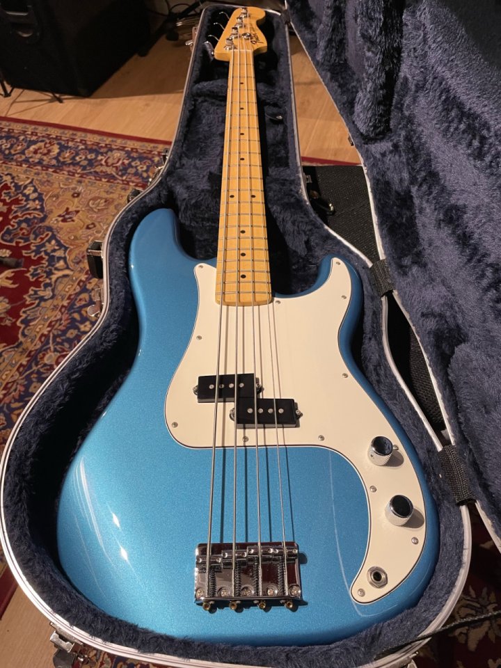 Fender Precision Bass Standard MIM + Hardcase de segunda mano · Foto 1 de 7 · Madrid · 850 €