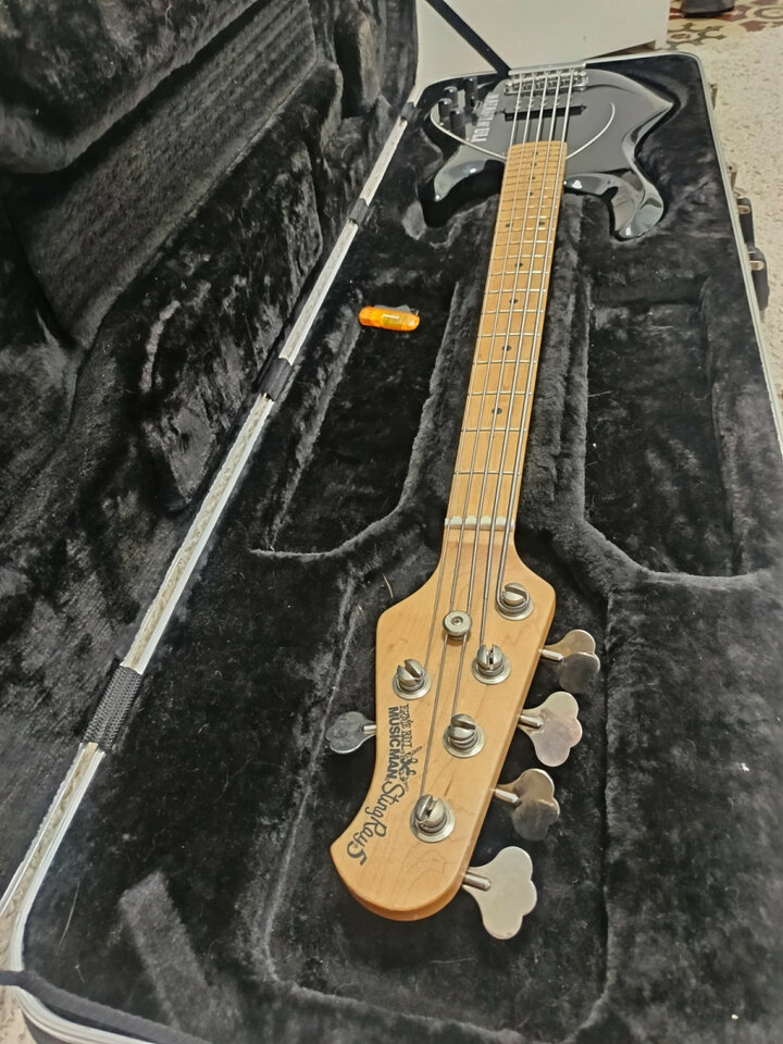 Bajo Musicman Stingray 5 cuerdas