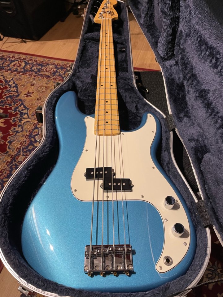Fender Precision Bass Standard MIM + Hardcase de segunda mano · Foto 2 de 7 · Madrid · 850 €