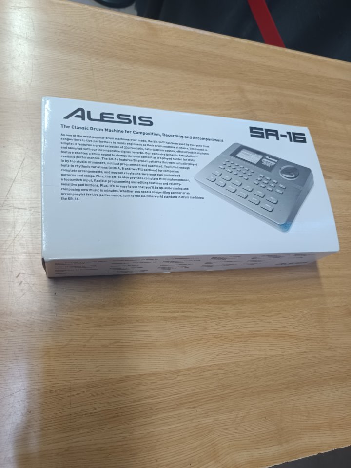 Alesis SR-16 caja de ritmos