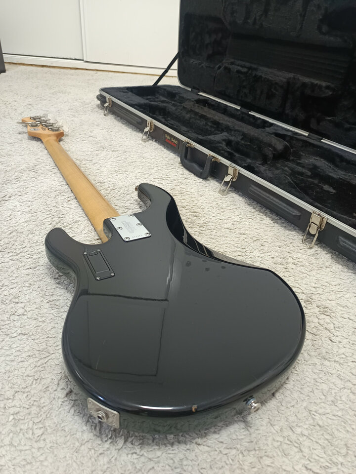 Bajo Musicman Stingray 5 cuerdas